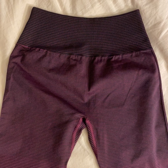 Lululemon Ebb to Train Tight - Marvel/Black Size 4 - Picture 8 of 9